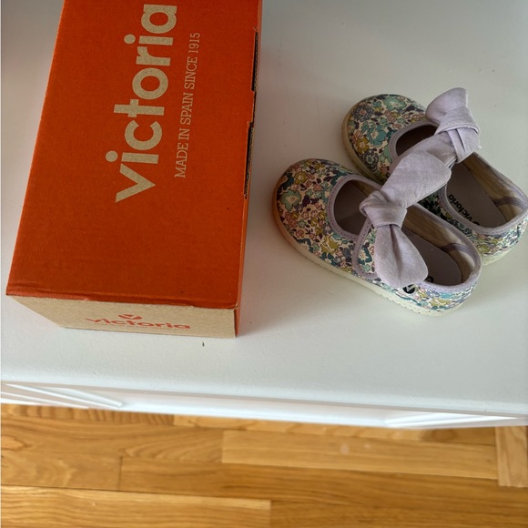 Victoria Brand size 23 floral pattern shoes. Adorable! - Picture 3 of 4